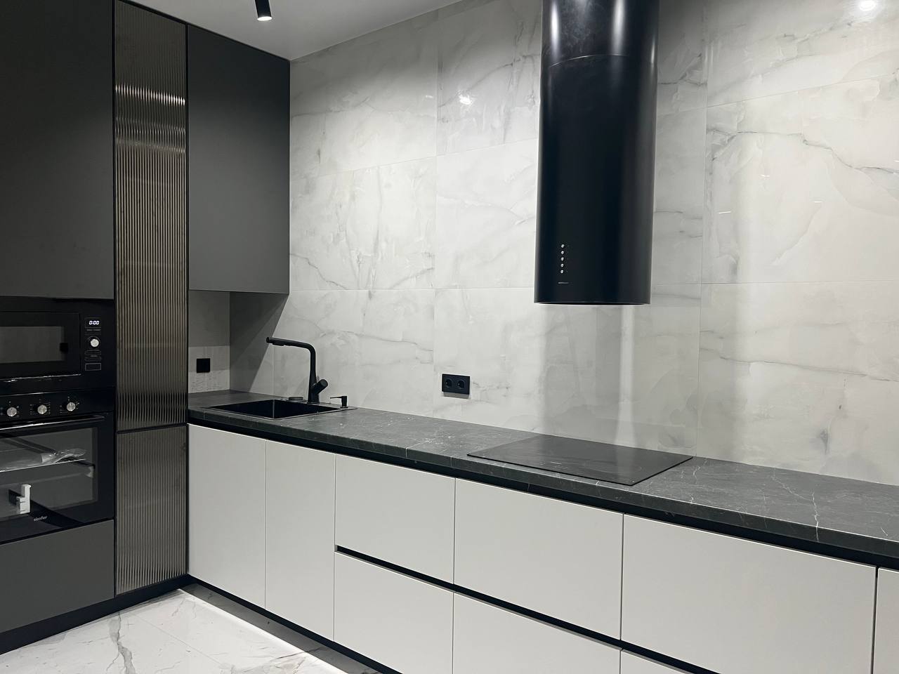 Кухня угловая современная — Белый и графит рифлёный